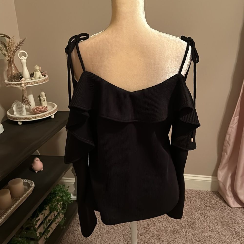 EUC Stitch & Knot Cold Shoulder Sweater (size Large) - Picture 4 of 7